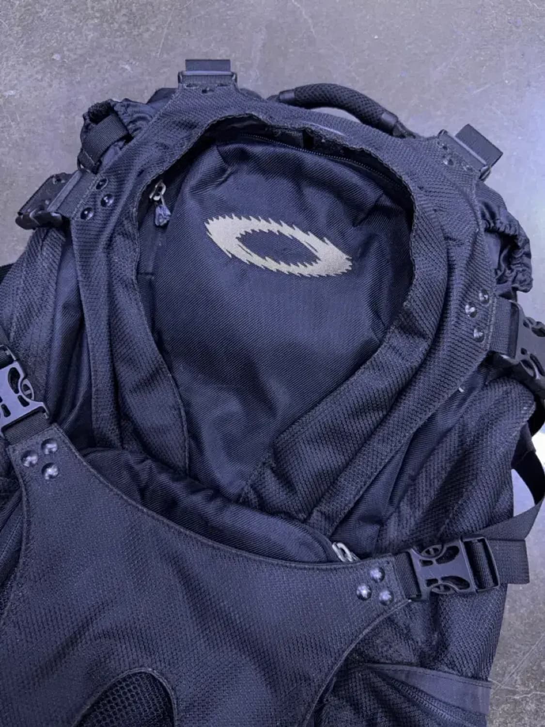 오클리 택티컬 멀티 유틸리티 백팩 블랙 상품이미지3