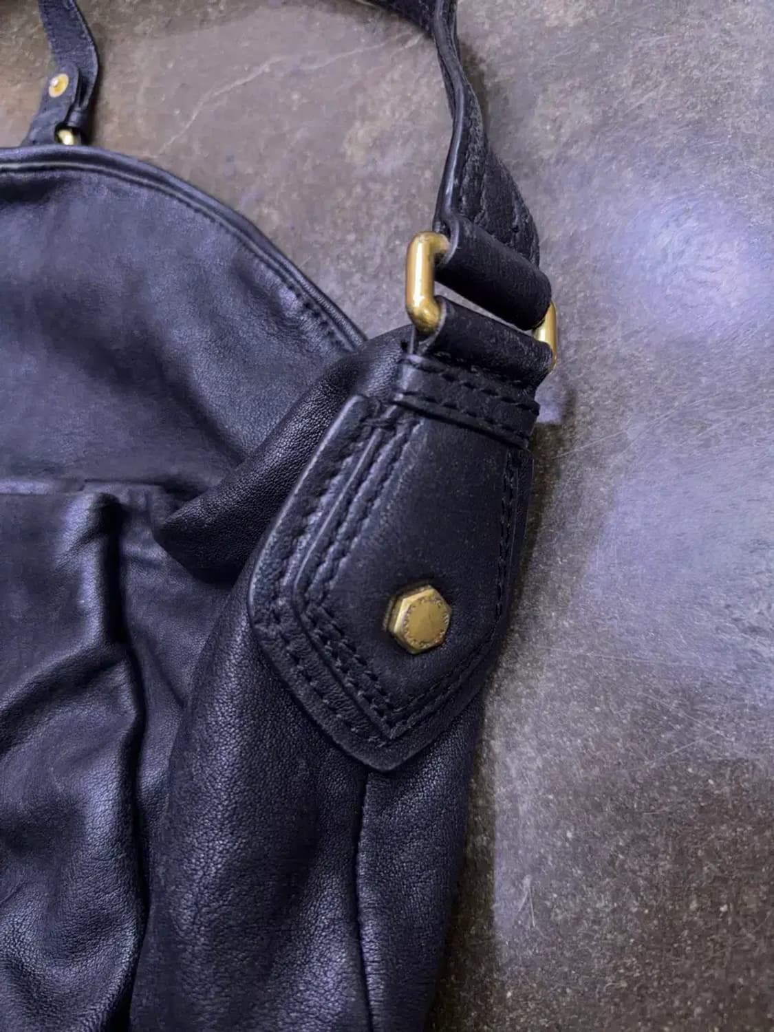 마크 바이 마크제이콥스 펄스 크로스백 레더 블랙 골드 가방 상품이미지5