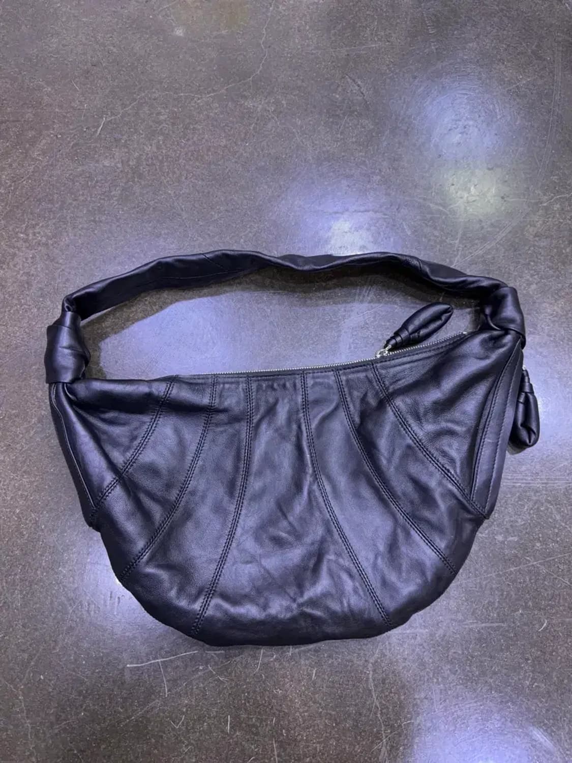 크로와상 절개 매듭 캐쥬얼 양가죽 숄더백 토트백 M 상품이미지1