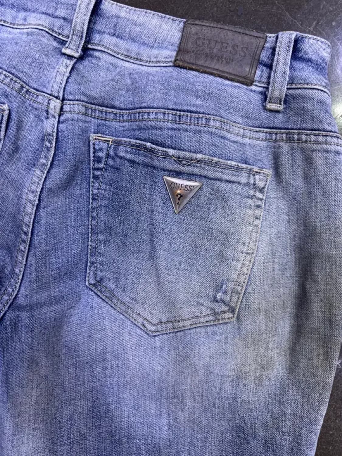 게스 빈티지 워싱 데미지 테이퍼드핏 데님팬츠 라이트 블루 31 상품이미지9