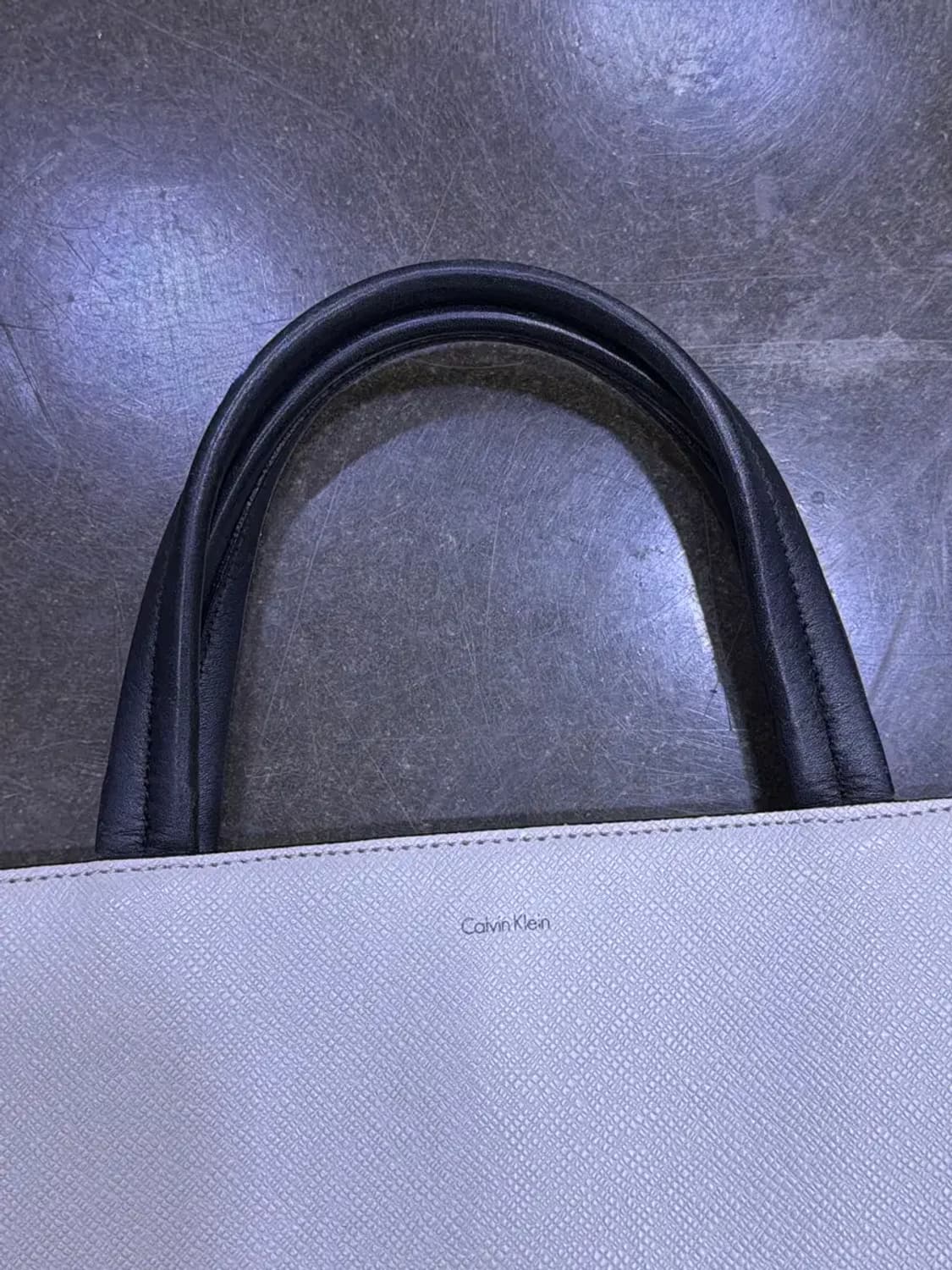 캘빈클라인 소가죽 블럭 블랙 화이트 콤비 컨템포러리 미니멀 투웨이 백 상품이미지4