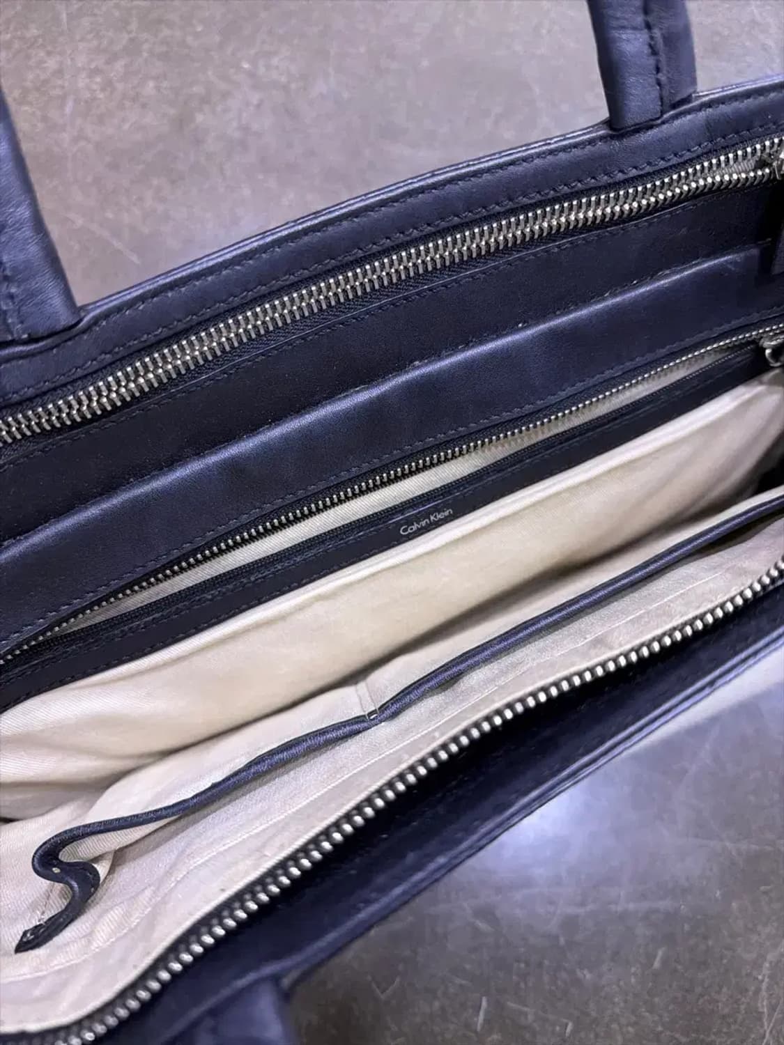 캘빈클라인 소가죽 블럭 블랙 화이트 콤비 컨템포러리 미니멀 투웨이 백 상품이미지7