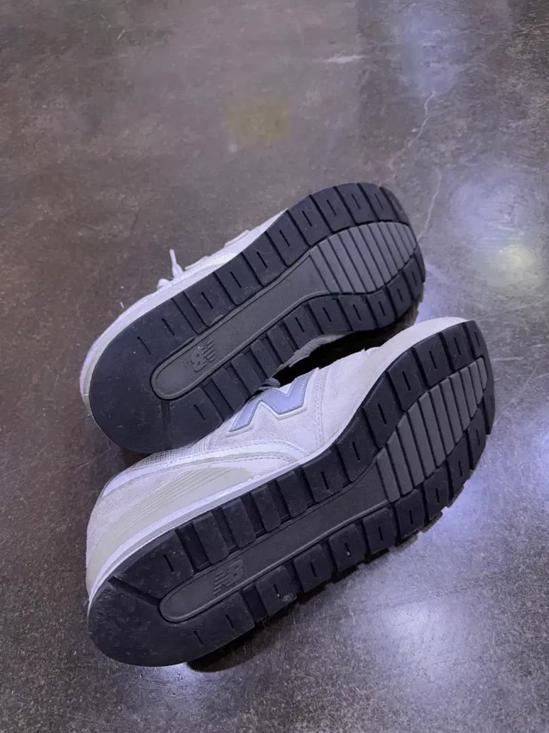 뉴발란스 996 스웨이드 그레이 스니커즈 270 상품이미지9