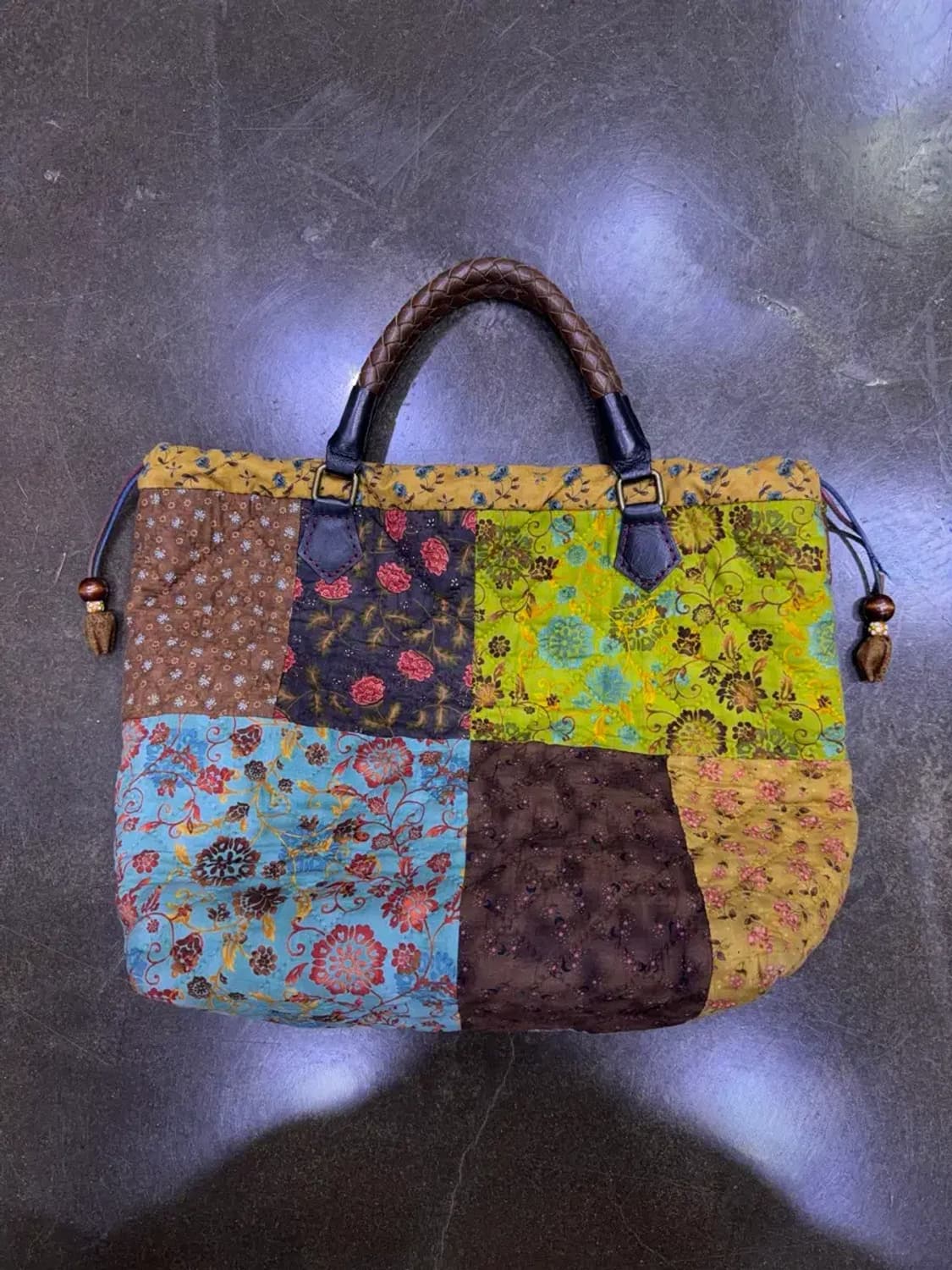 패치워크 플라워 퀼팅 핸드메이드 레더 배색 토트백 상품이미지1