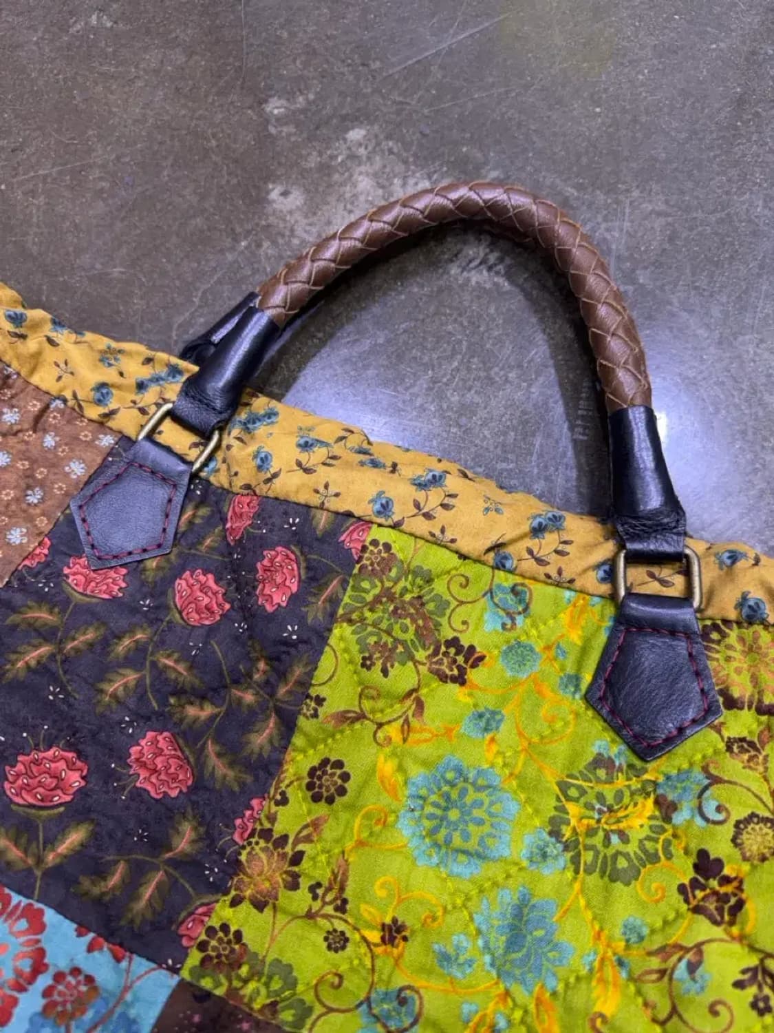 패치워크 플라워 퀼팅 핸드메이드 레더 배색 토트백 상품이미지3