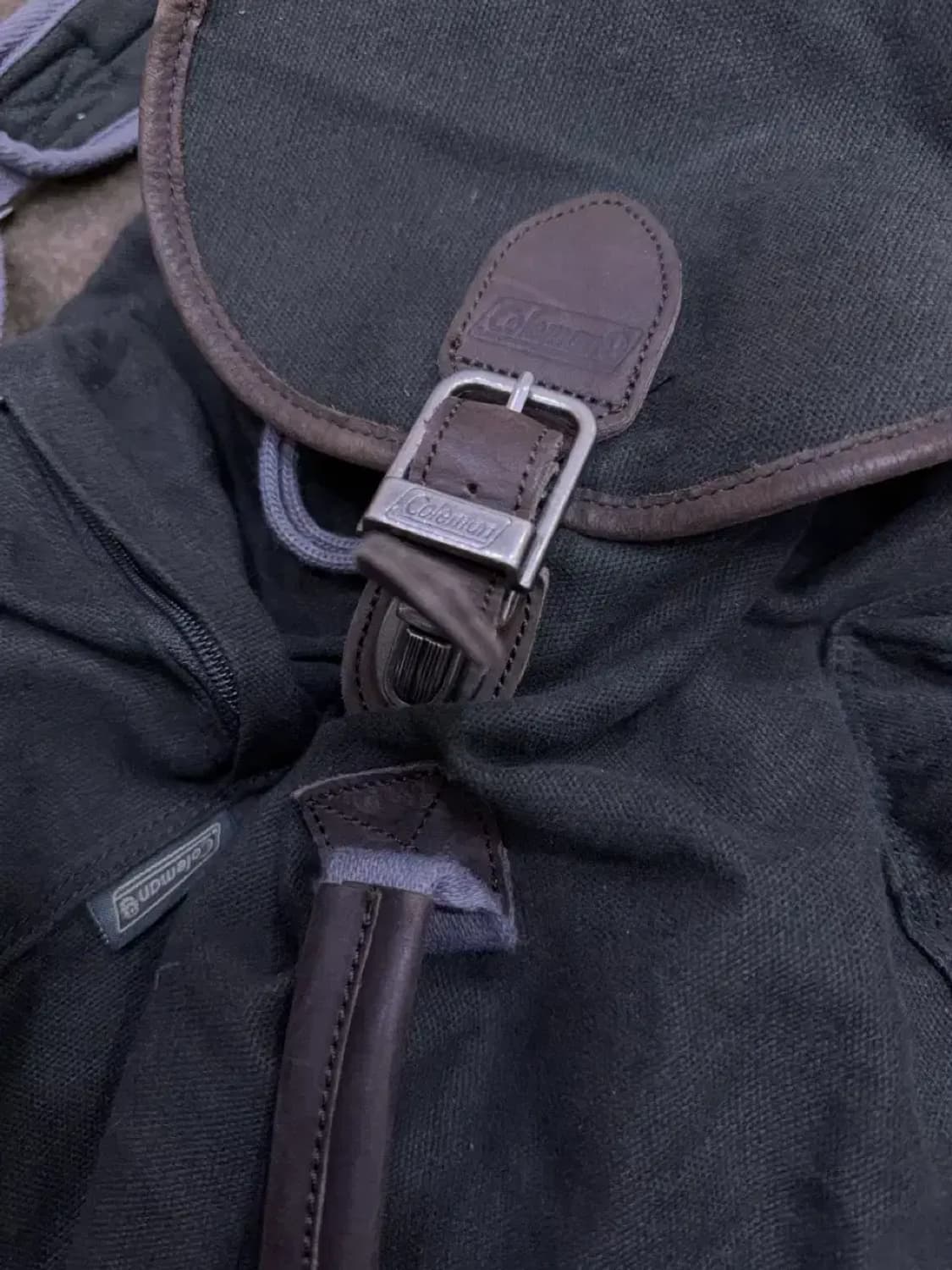 콜맨 캔버스 가죽 배색 아웃도어 멀티 백팩 다크 올리브 상품이미지3