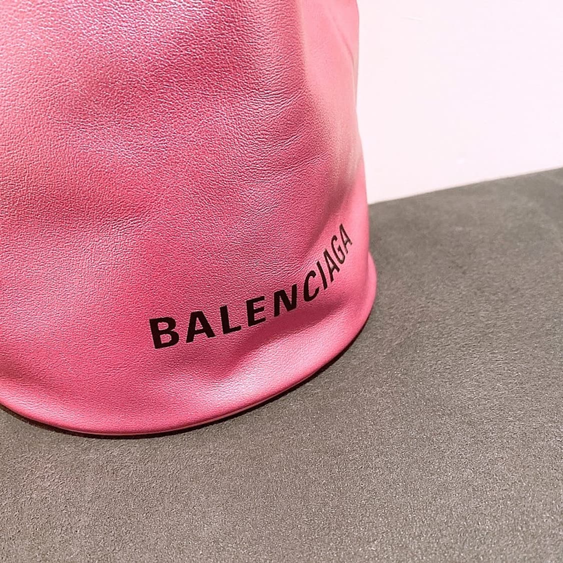 발렌시아가 여성 핑크 버킷 크로스 숄더백 상품이미지2