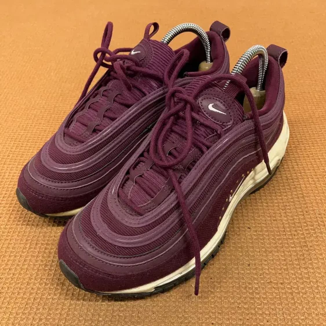 나이키 에어맥스 97 SE 보르도 골드 여자 운동화 245 G08411 상품이미지1