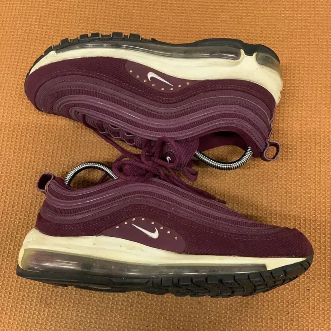나이키 에어맥스 97 SE 보르도 골드 여자 운동화 245 G08411 상품이미지3