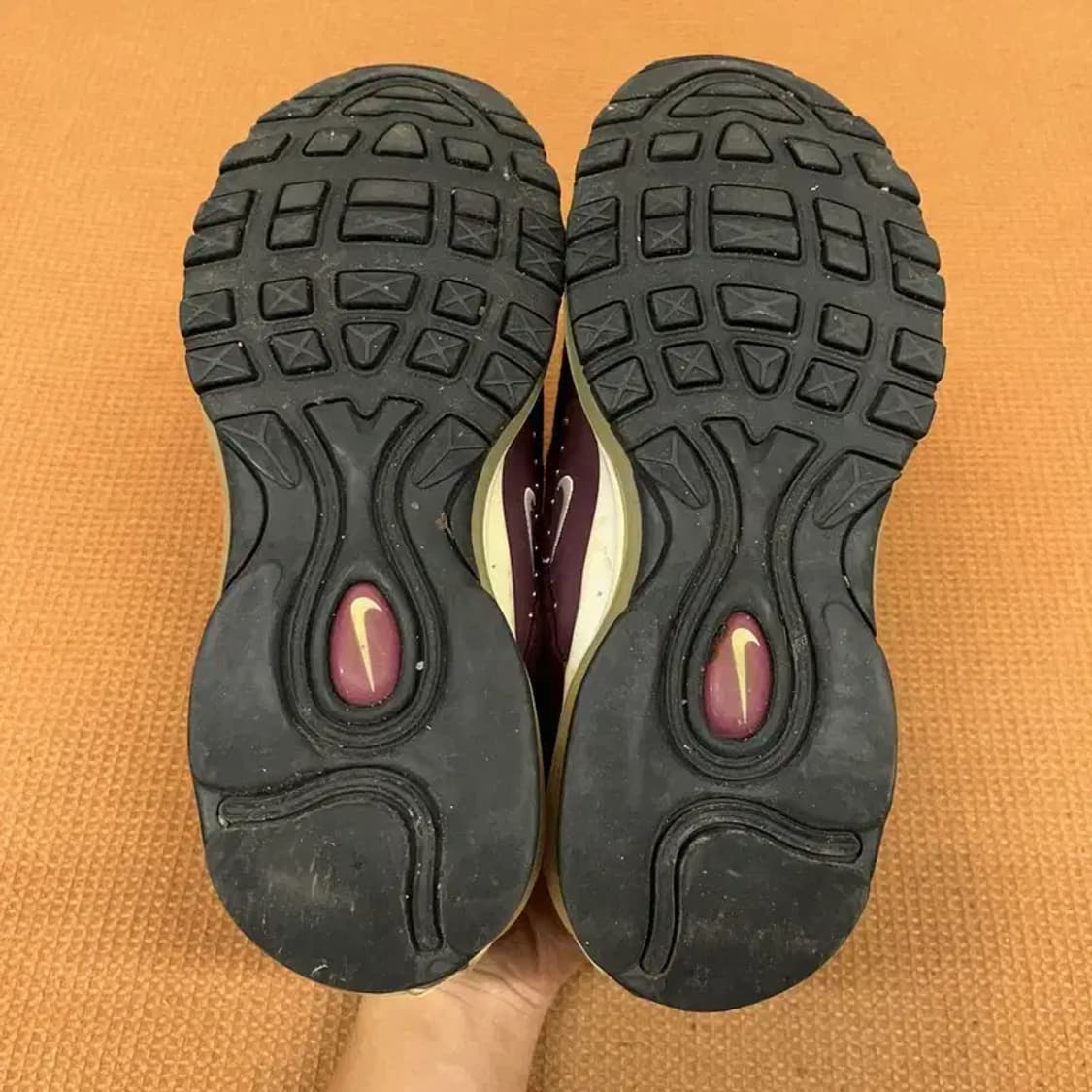 나이키 에어맥스 97 SE 보르도 골드 여자 운동화 245 G08411 상품이미지4