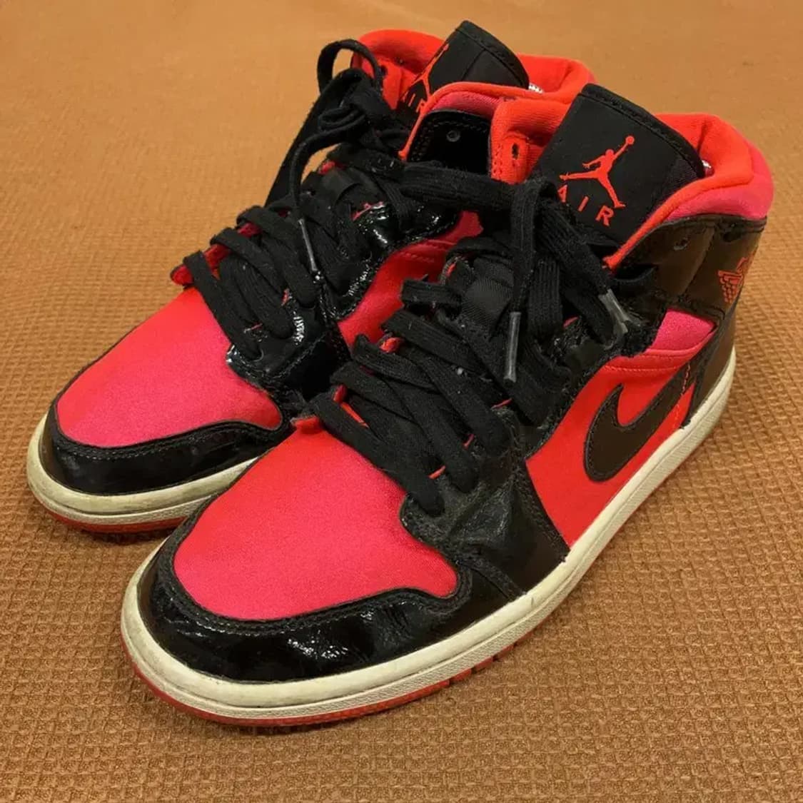 나이키 에어조던 1 미드 우먼스 검빨 스니커즈 신발 240 G08440 상품이미지1