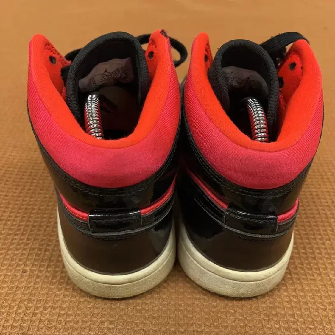 나이키 에어조던 1 미드 우먼스 검빨 스니커즈 신발 240 G08440 상품이미지2