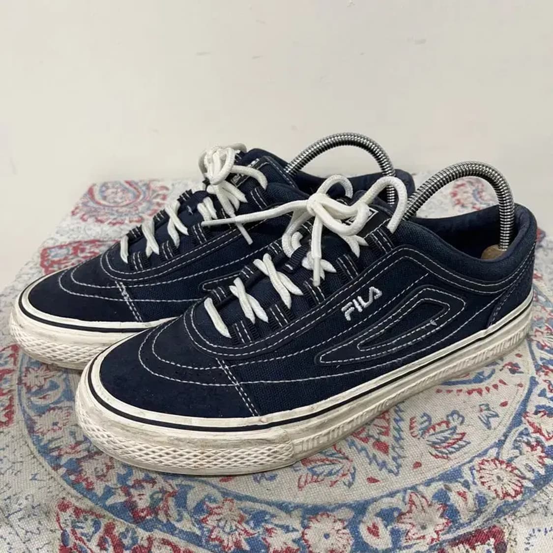 필라 FILA 클래식보더 스티치 스니커즈 250 E01042 상품이미지1
