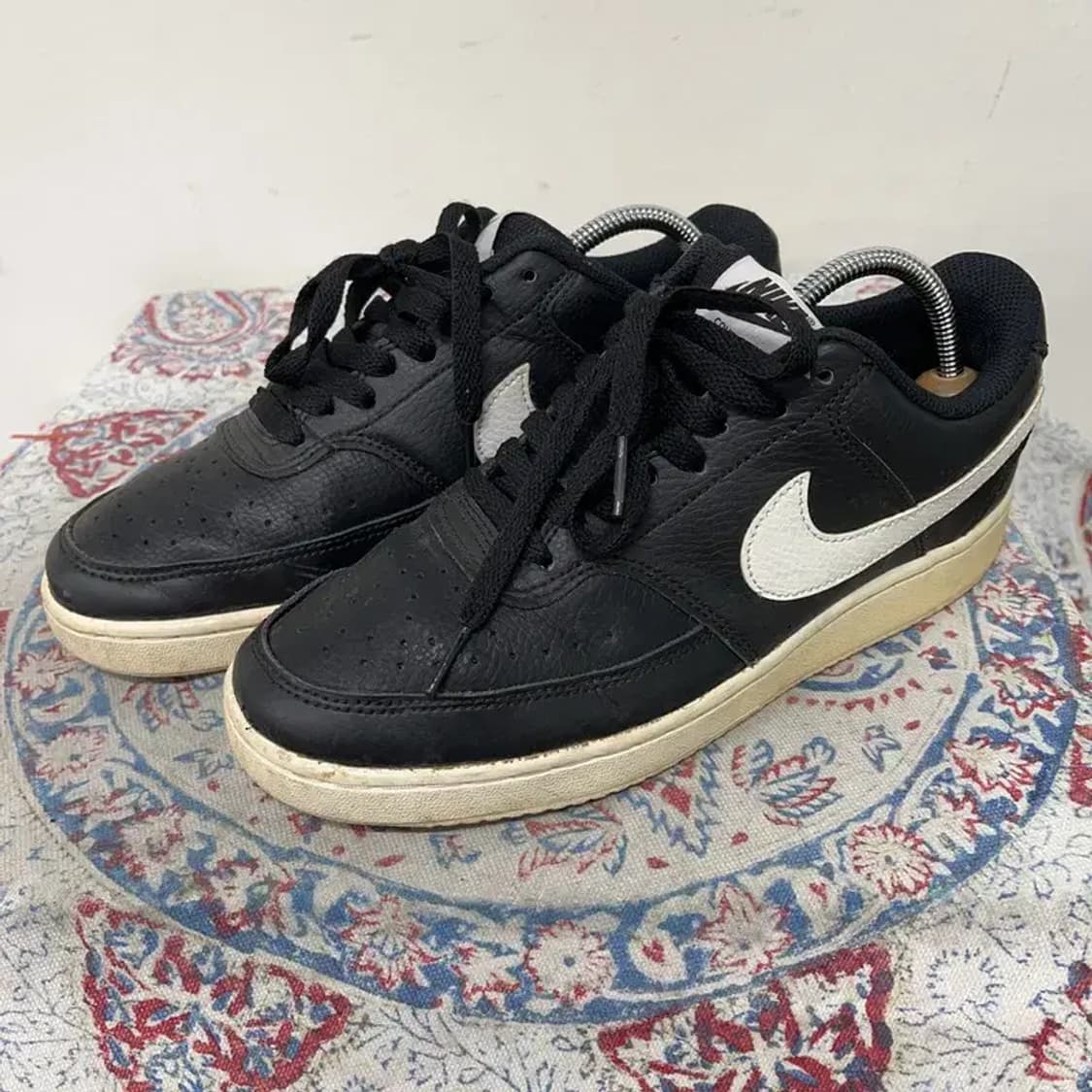 나이키 코트 비전 로우 블랙 앤 화이트 스니커즈 245 E01372 상품이미지1