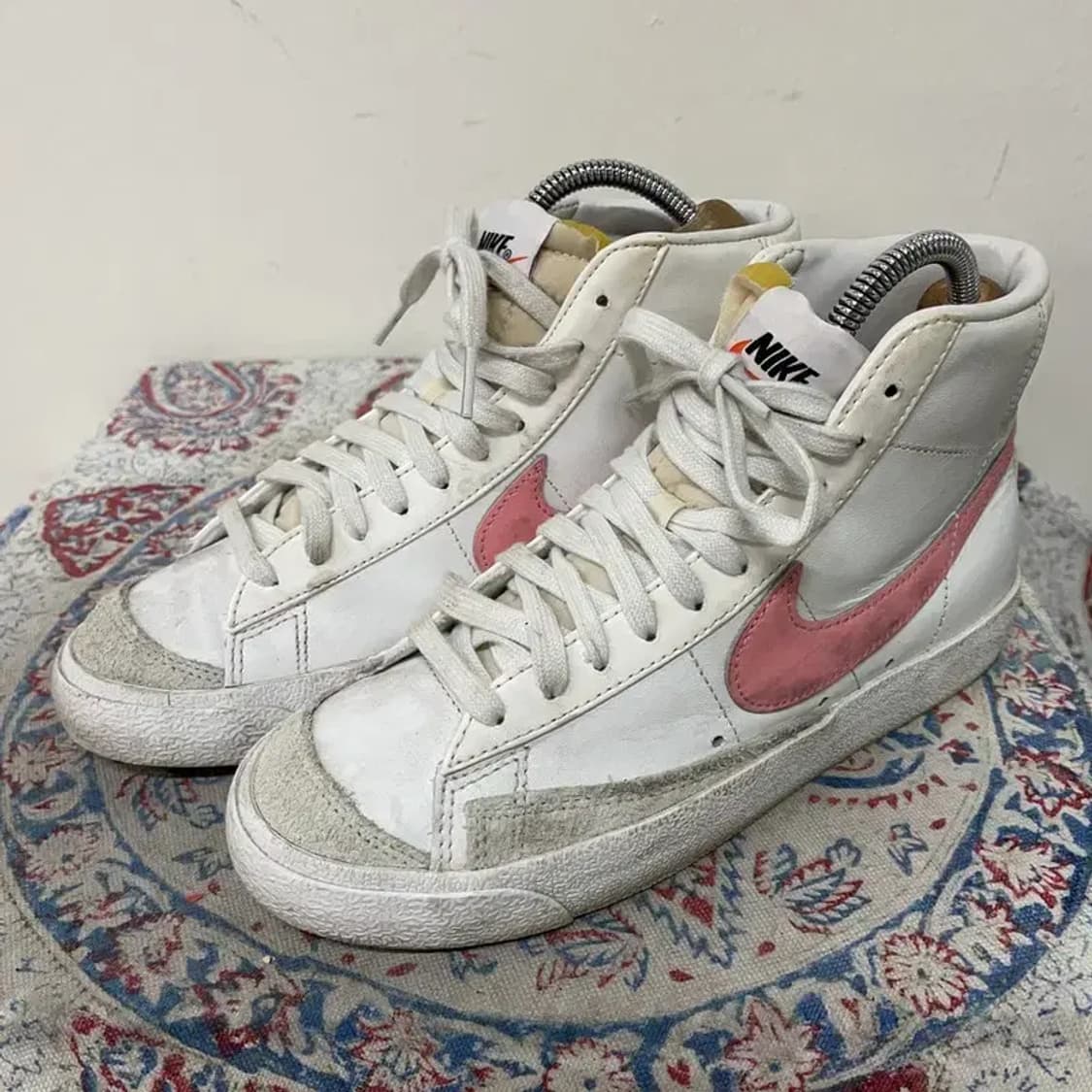 나이키 블레이저 미드 77 화이트 앤 핑크 스니커즈 240 E01396 상품이미지1