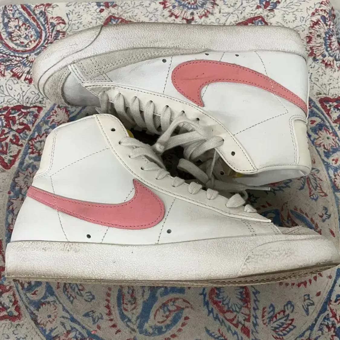 나이키 블레이저 미드 77 화이트 앤 핑크 스니커즈 240 E01396 상품이미지3