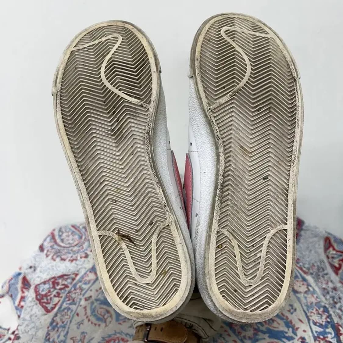 나이키 블레이저 미드 77 화이트 앤 핑크 스니커즈 240 E01396 상품이미지4