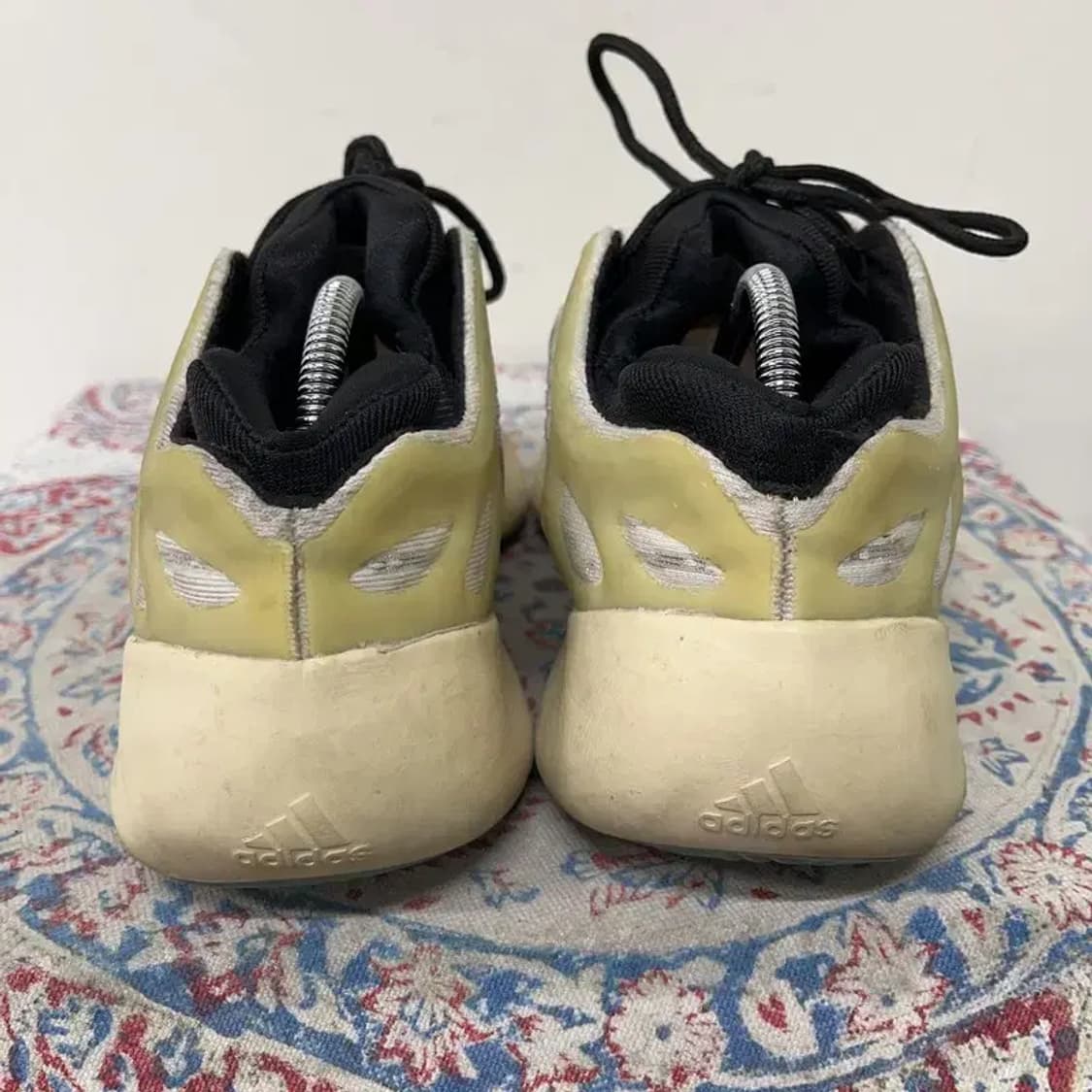 아디다스 이지 700 V3 이자엘 스니커즈 250 E01653 상품이미지2