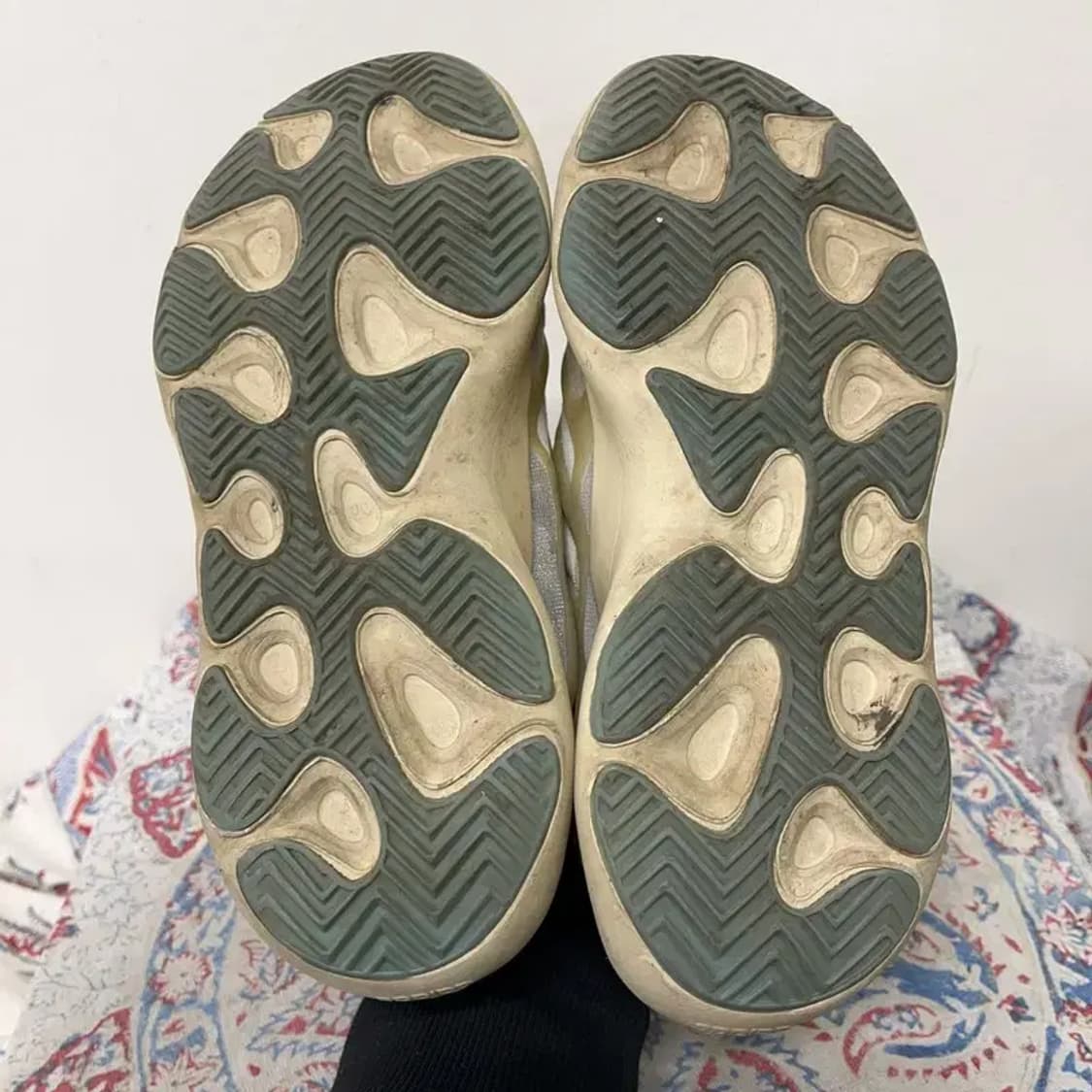 아디다스 이지 700 V3 이자엘 스니커즈 250 E01653 상품이미지4