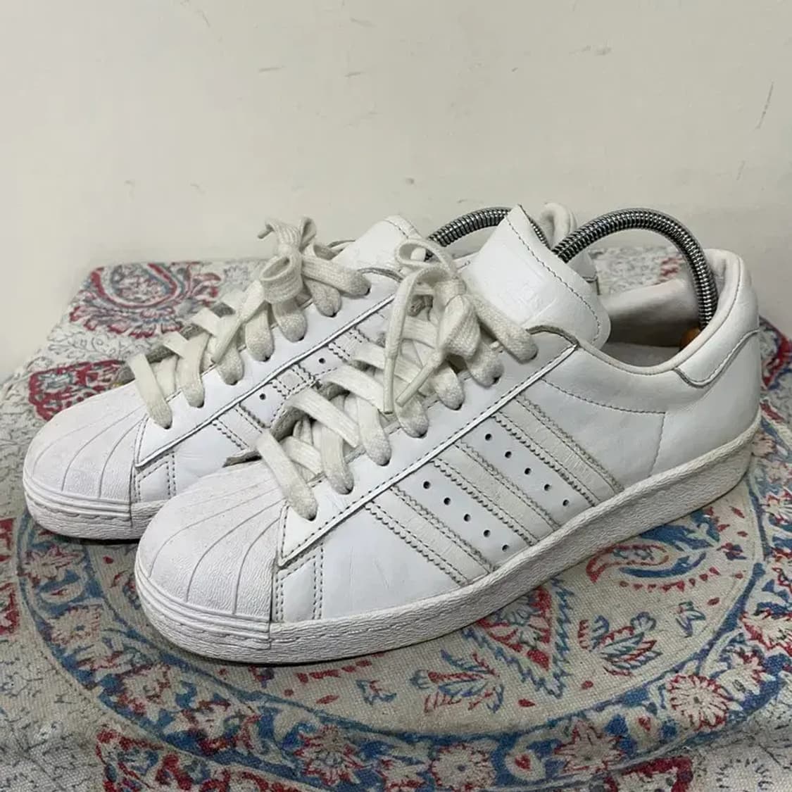 아디다스 슈퍼스타 80S 하프 하트 스니커즈 신발 250 E01657 상품이미지1