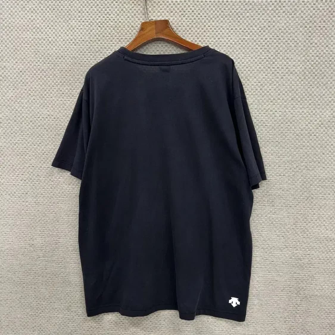 데상트 캐주얼 빅로고 블랙 반팔티 105 D06402 상품이미지2