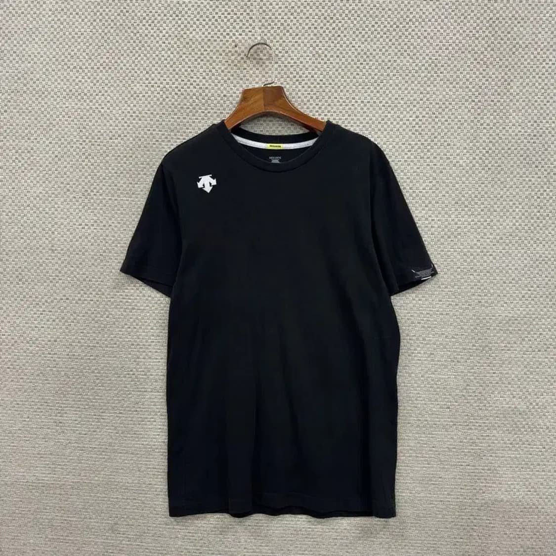 데상트 블랙 기능성 반팔티 95 D07684 상품이미지1
