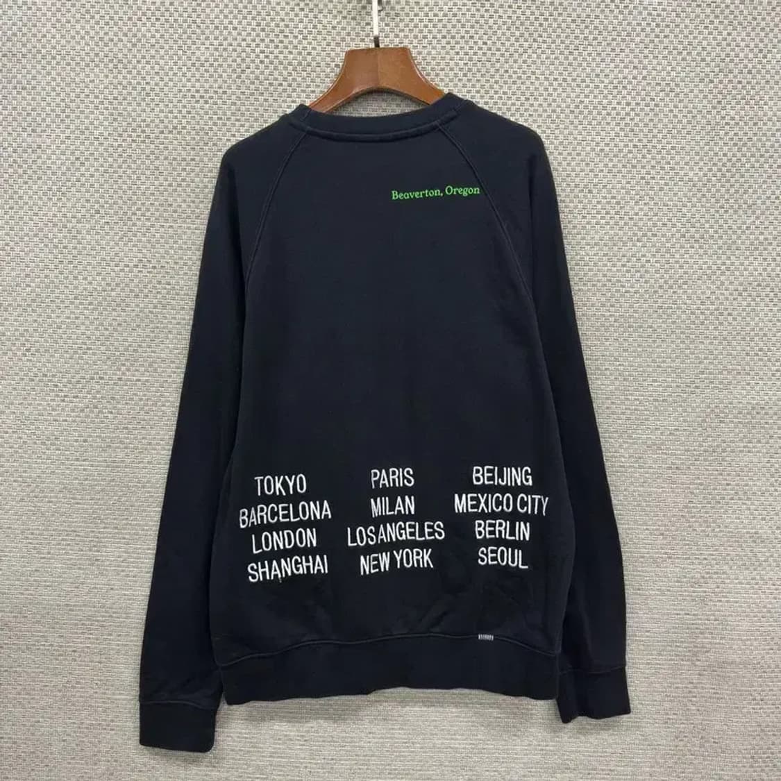 나이키 트리플 스우시 월드투어 오버핏 맨투맨 95 D12255 상품이미지2