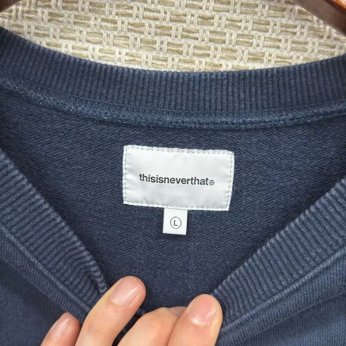 디스이즈네버댓 캐쥬얼 자수로고 네이비 맨투맨 100 A00009 상품이미지3