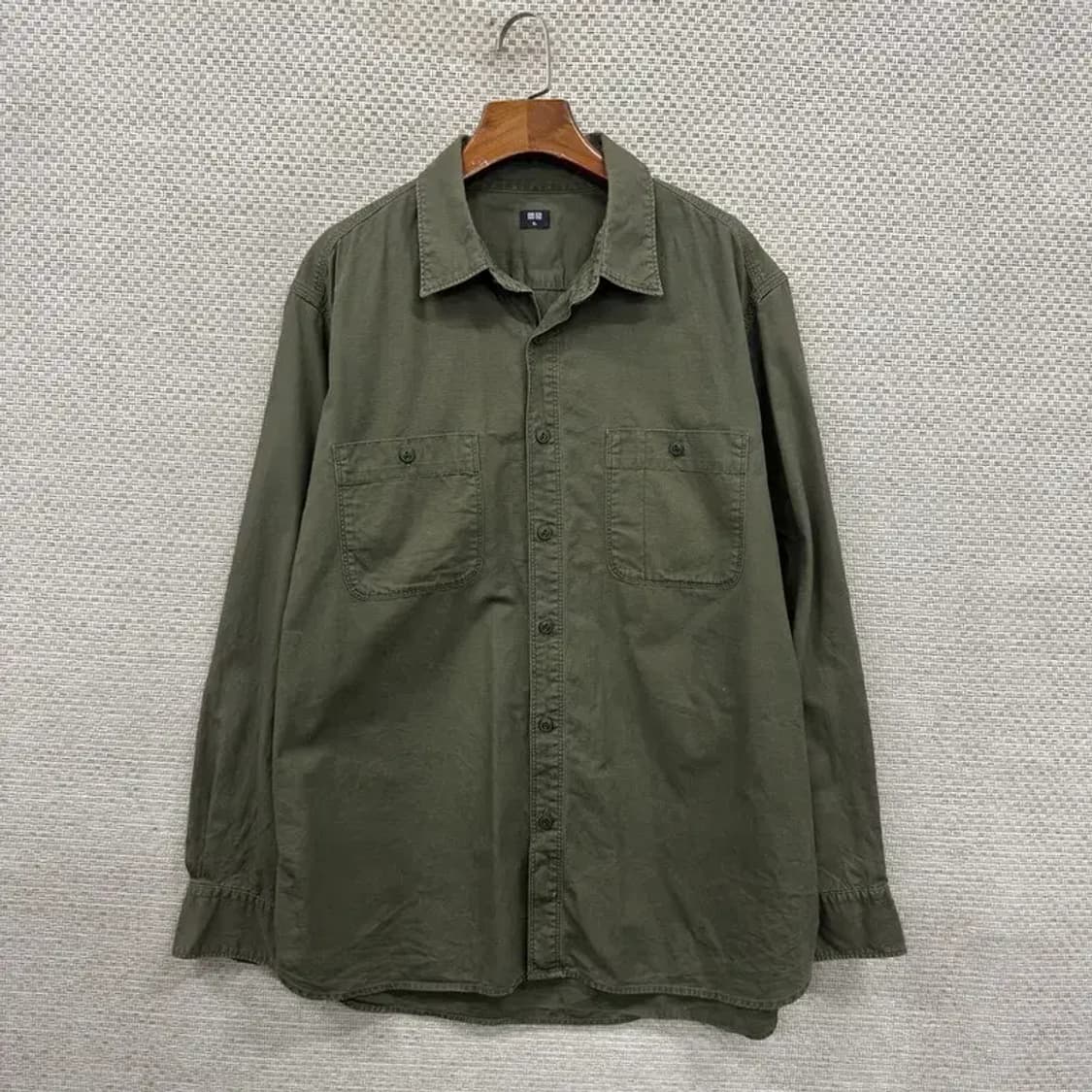 유니클로 캐쥬얼 듀얼포켓 카키 셔츠 105 A00014 상품이미지1