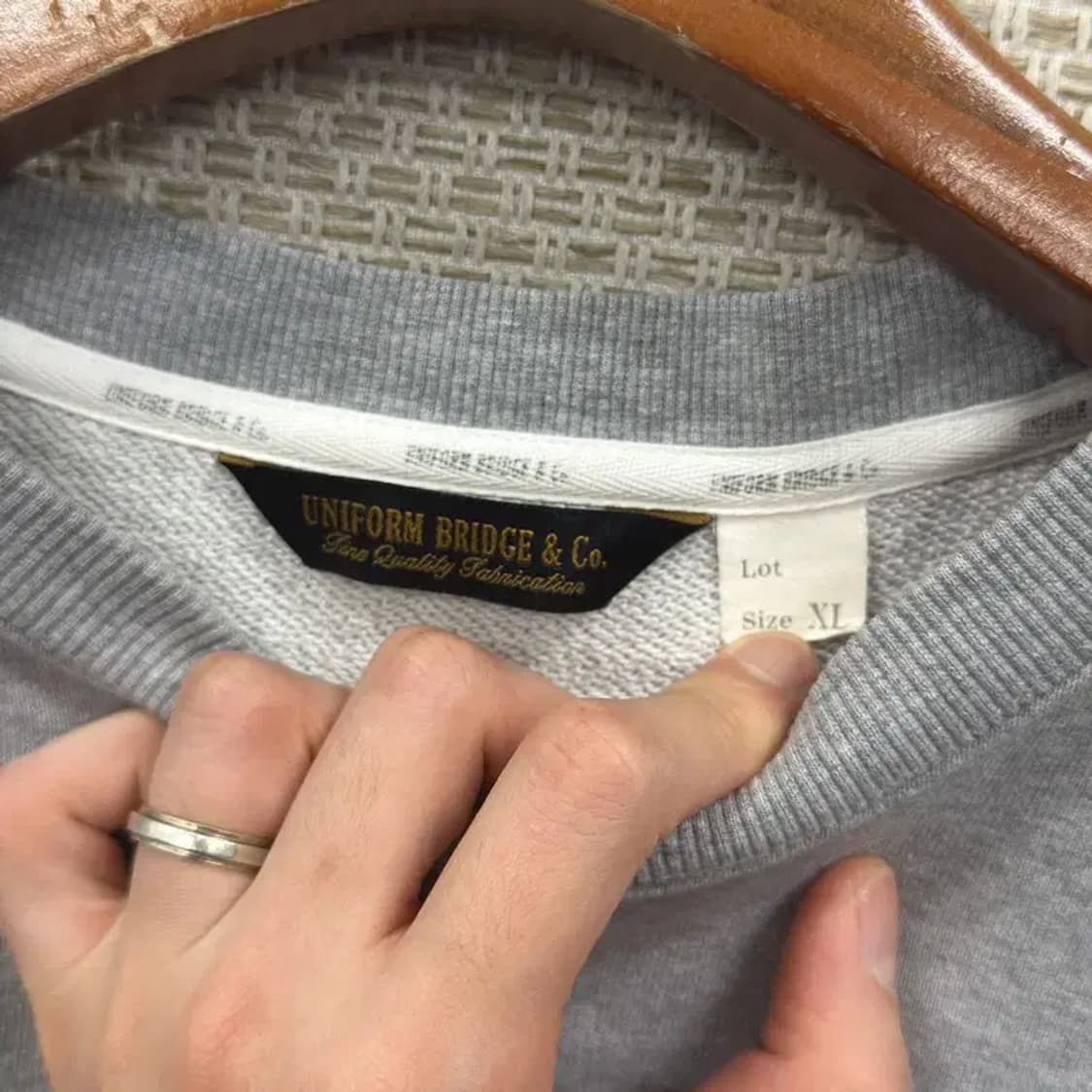 유니폼브릿지 자수로고 오버핏 맨투맨 105 A00104 상품이미지3