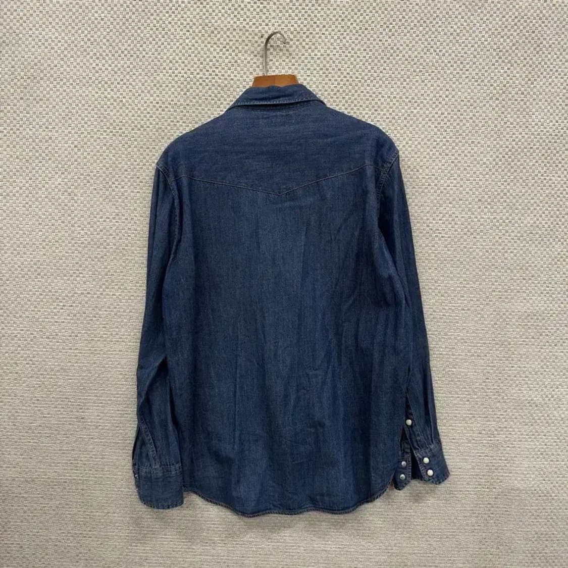 유니클로 캐쥬얼 듀얼포켓 데님 청셔츠 100 A00331 상품이미지2