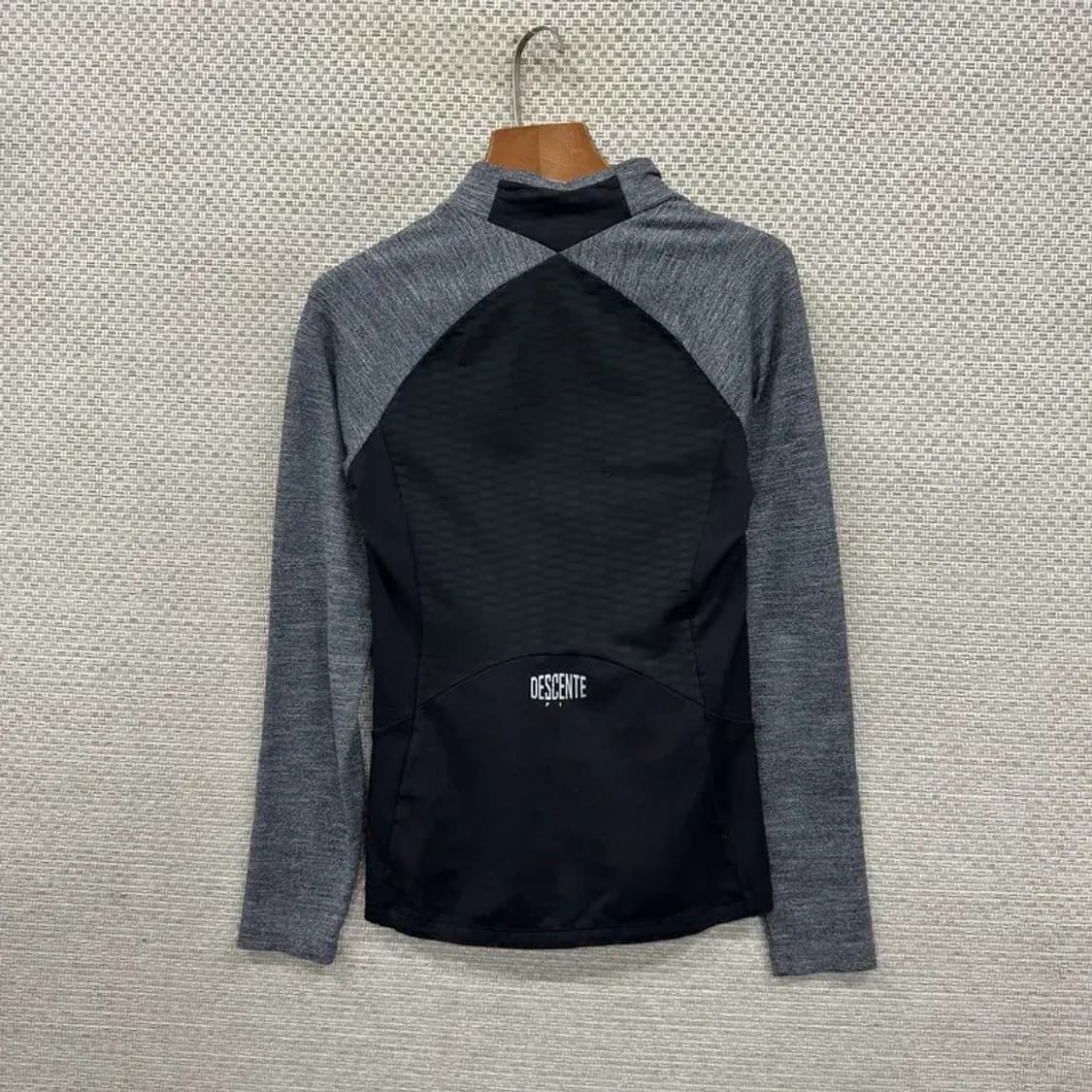 데상트 아웃도어 등산 반집업 기능성 긴팔 티 90 A00426 상품이미지2