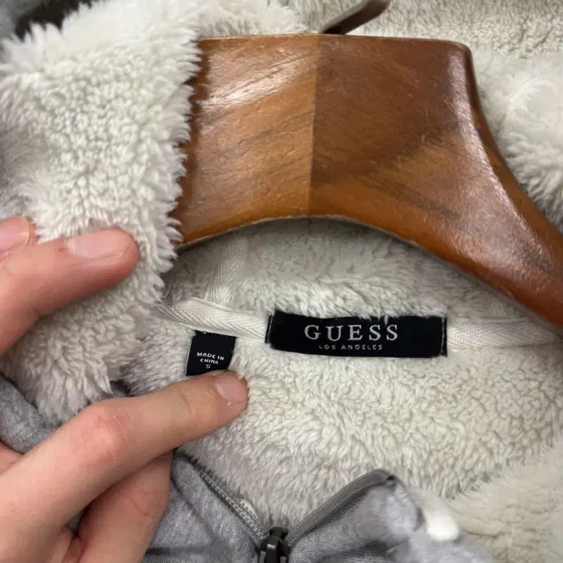 게스 캐주얼 자수로고 양털 후드집업 90 A00641 상품이미지3