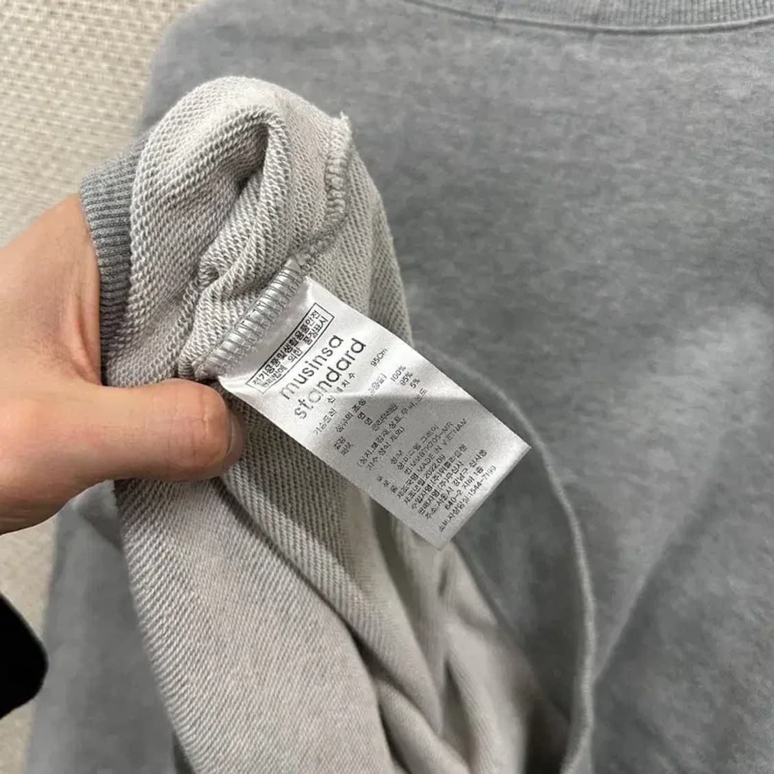 무신사스탠다드 캐주얼 그레이 오버핏 맨투맨 M A01572 상품이미지4