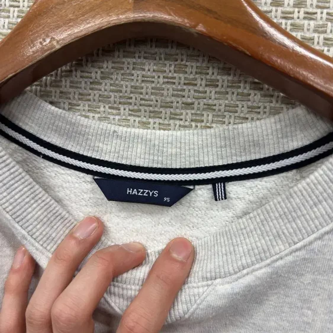 헤지스 캐주얼 자수로고 약기모 크롭 스웻셔츠 맨투맨 95 A01666 상품이미지3