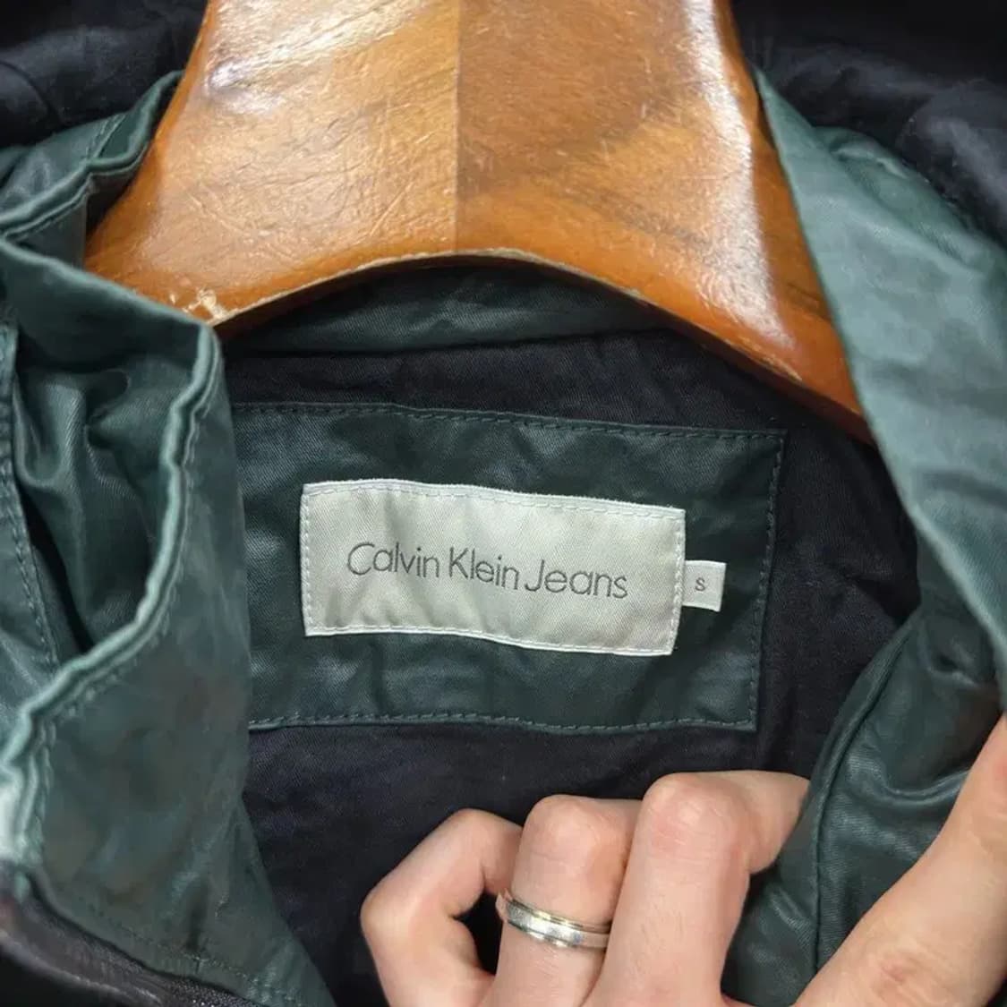 캘빈클라인 캐주얼 코팅 유광 오버핏 롱 바람막이 자켓 S A01907 상품이미지3