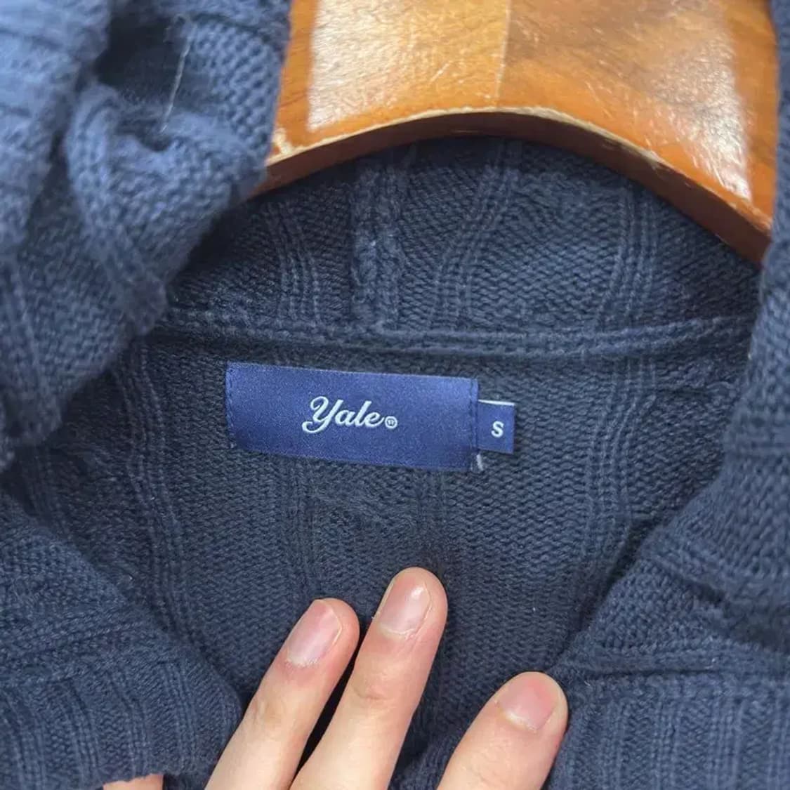 예일 캐주얼 자수로고 오버핏 꽈배기 니트 후드집업 S A02134 상품이미지3