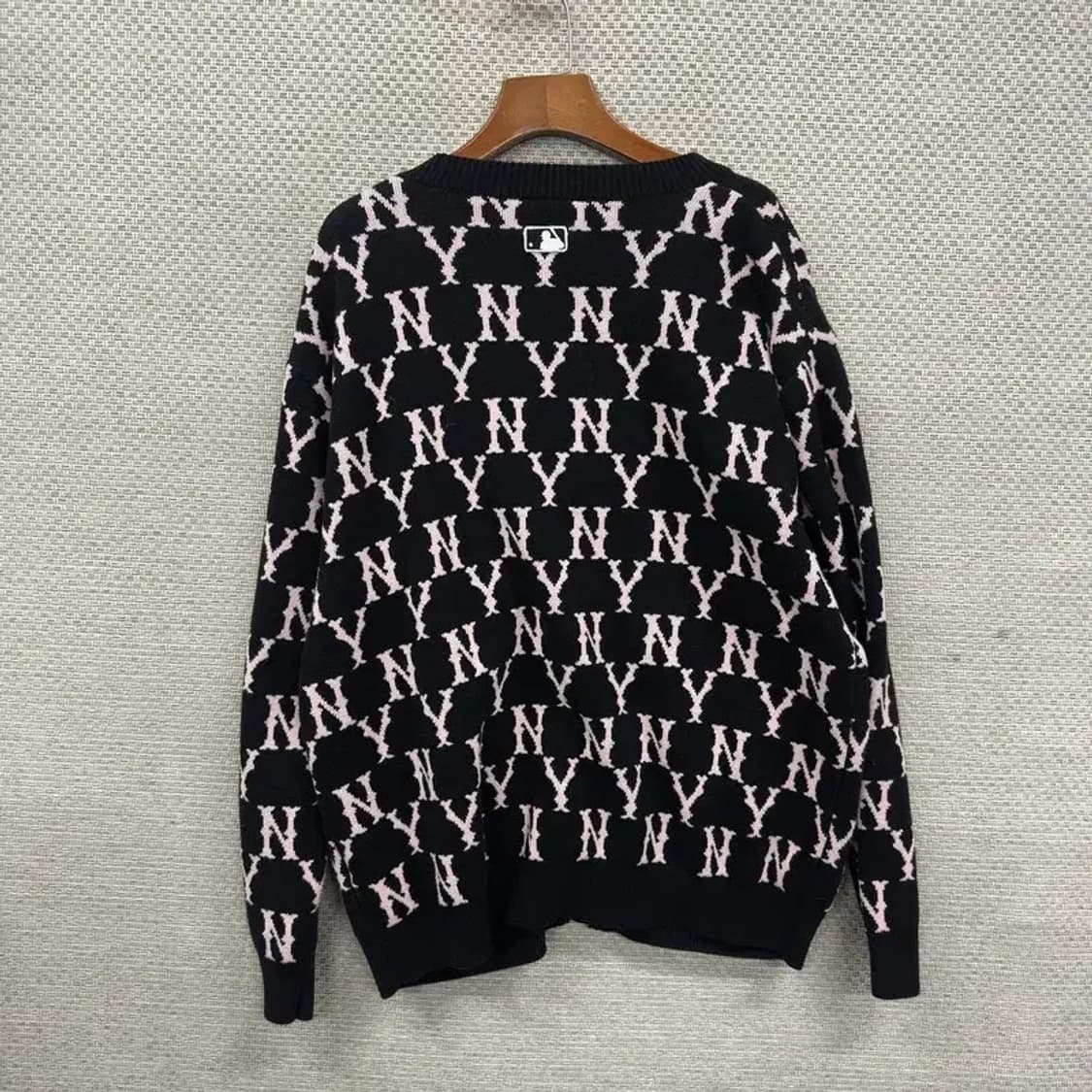 MLB 뉴욕양키스 모노그램 아크릴 니트 가디건 100 A02708 상품이미지2