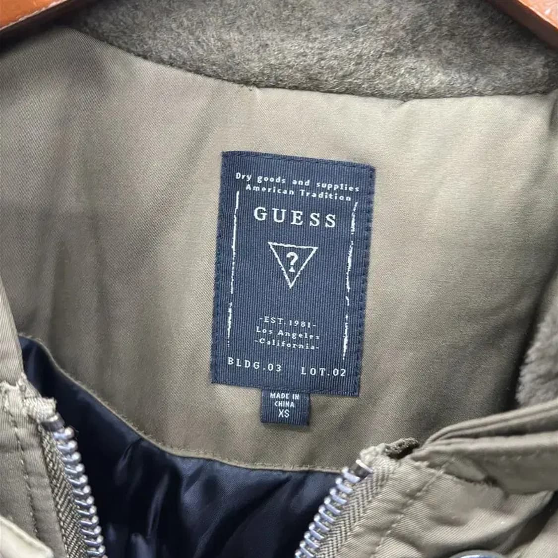 게스 캐주얼 백프린팅 항공 점퍼 패딩 XS A04713 상품이미지3