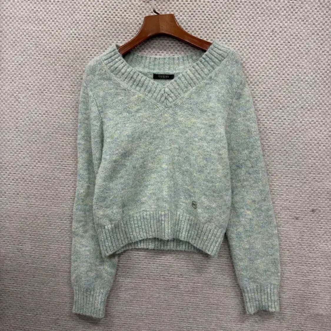 게스 은장로고 브이넥 울 니트 스웨터 S A05094 상품이미지1