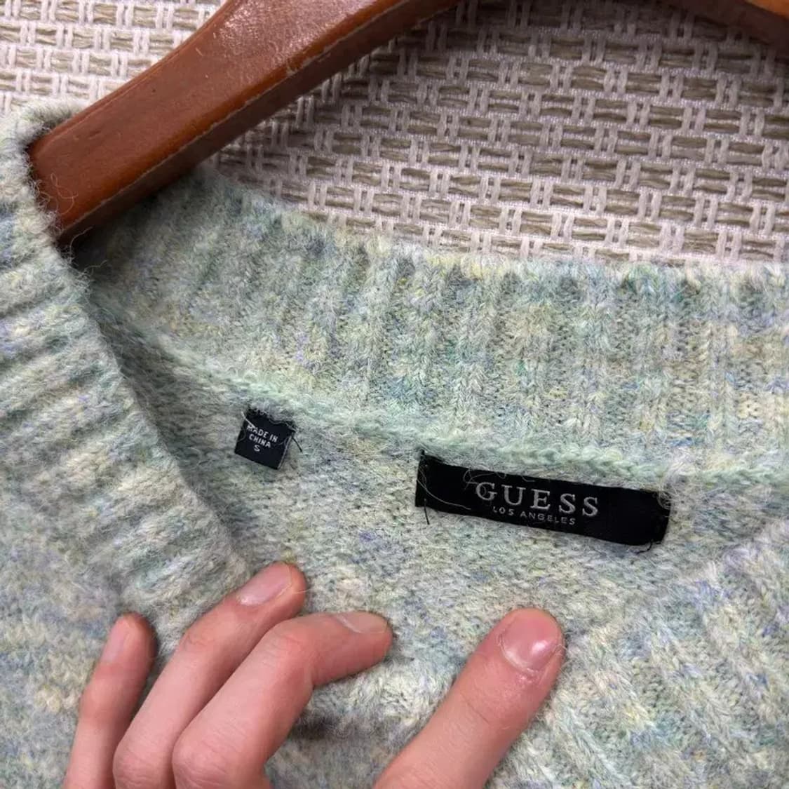 게스 은장로고 브이넥 울 니트 스웨터 S A05094 상품이미지3