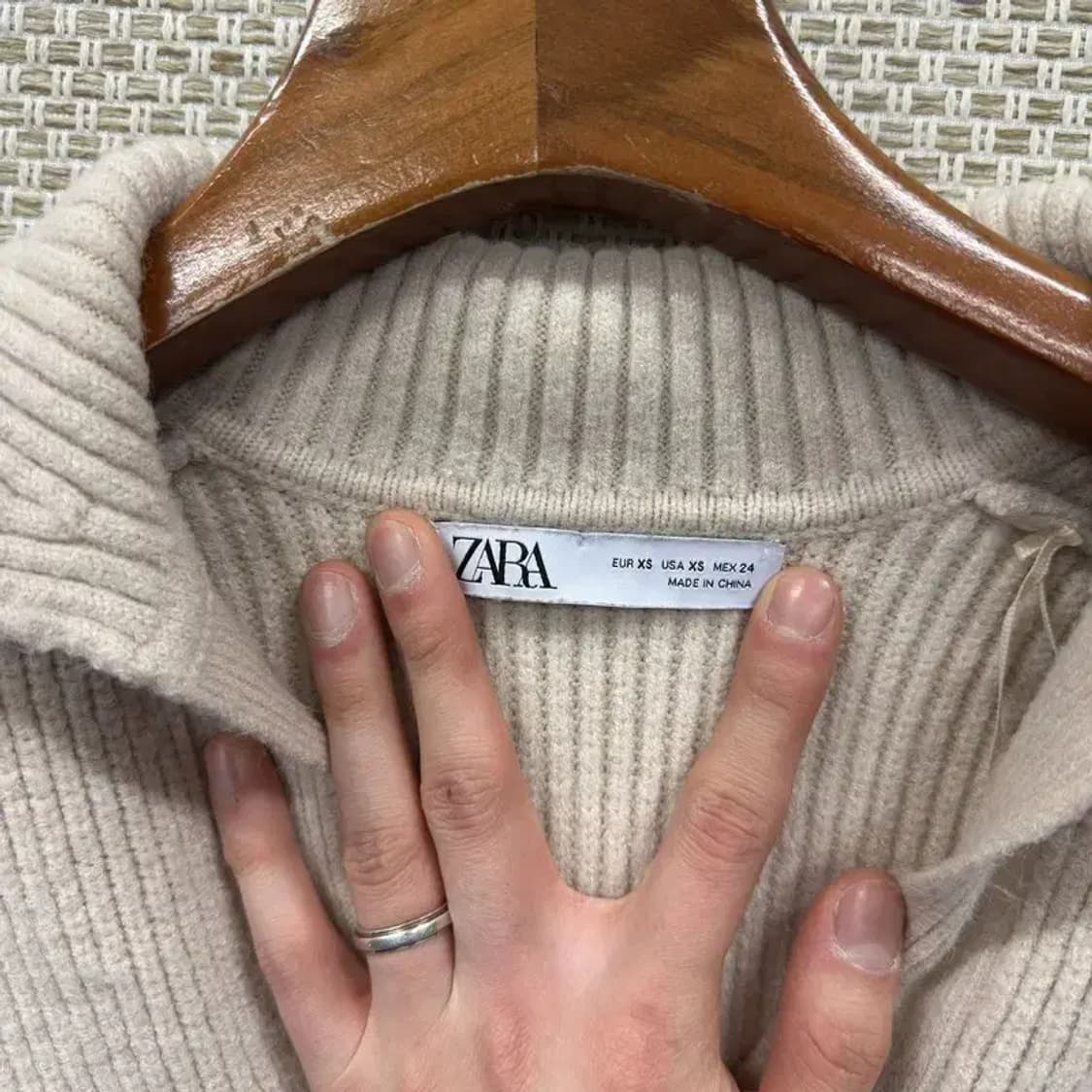 자라 ZARA 오버핏 브이넥 스트라이프 니트 XS A05406 상품이미지3