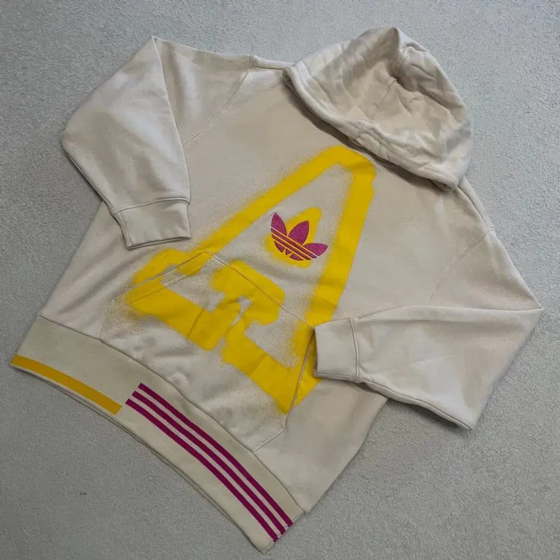 아디다스 오버 그래픽 후드티 상품이미지3