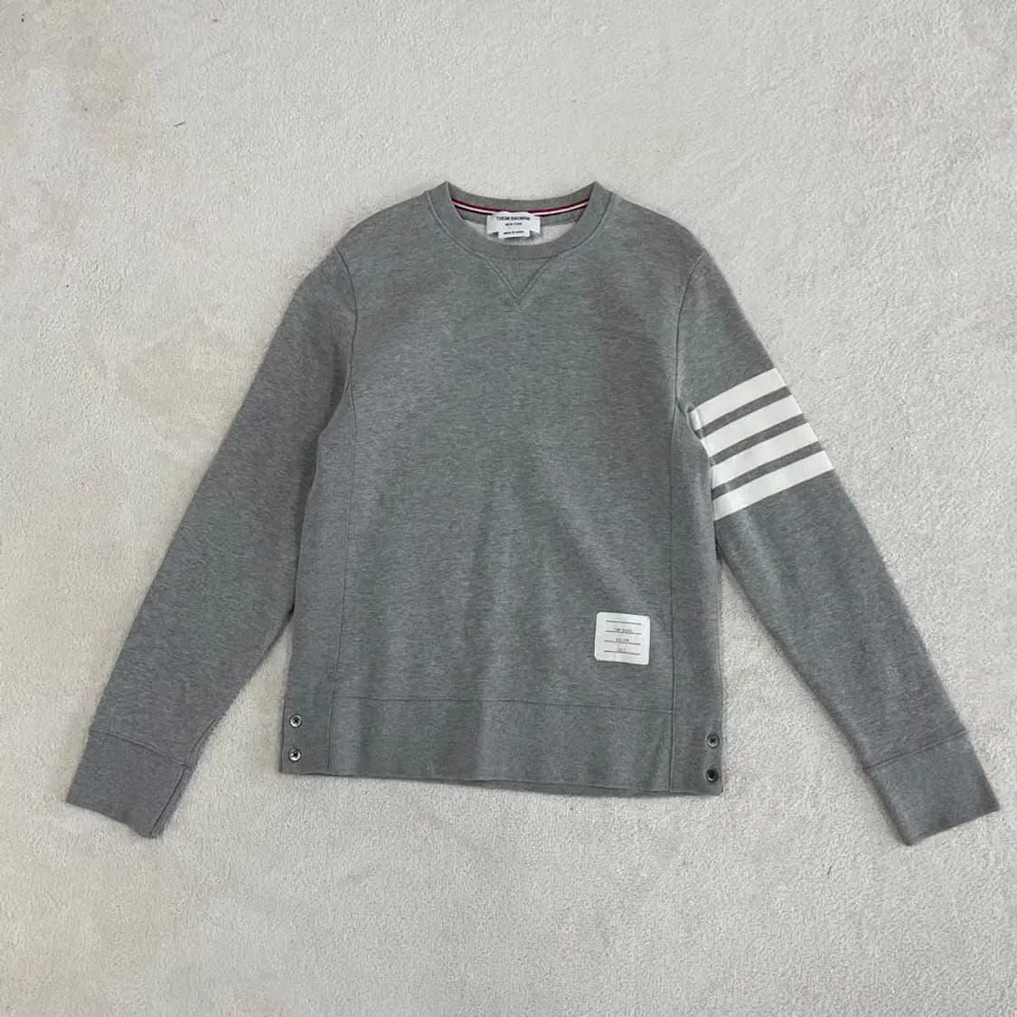 2 톰브라운 사선완장 맨투맨 상품이미지1