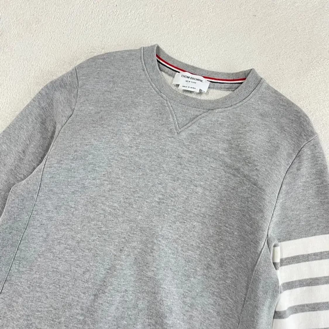 2 톰브라운 사선완장 맨투맨 상품이미지2