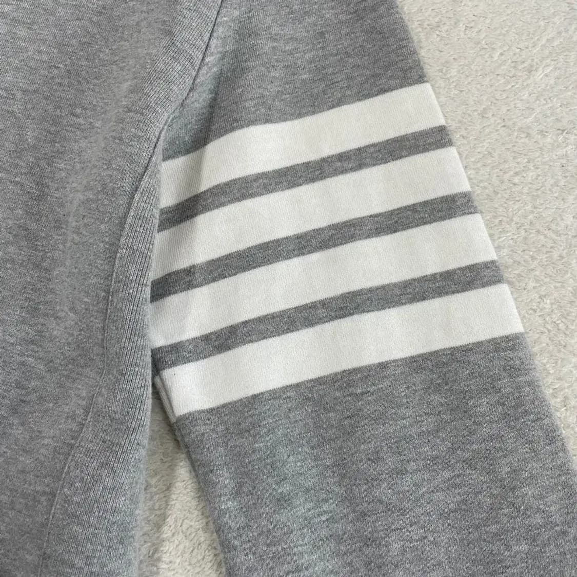 2 톰브라운 사선완장 맨투맨 상품이미지4