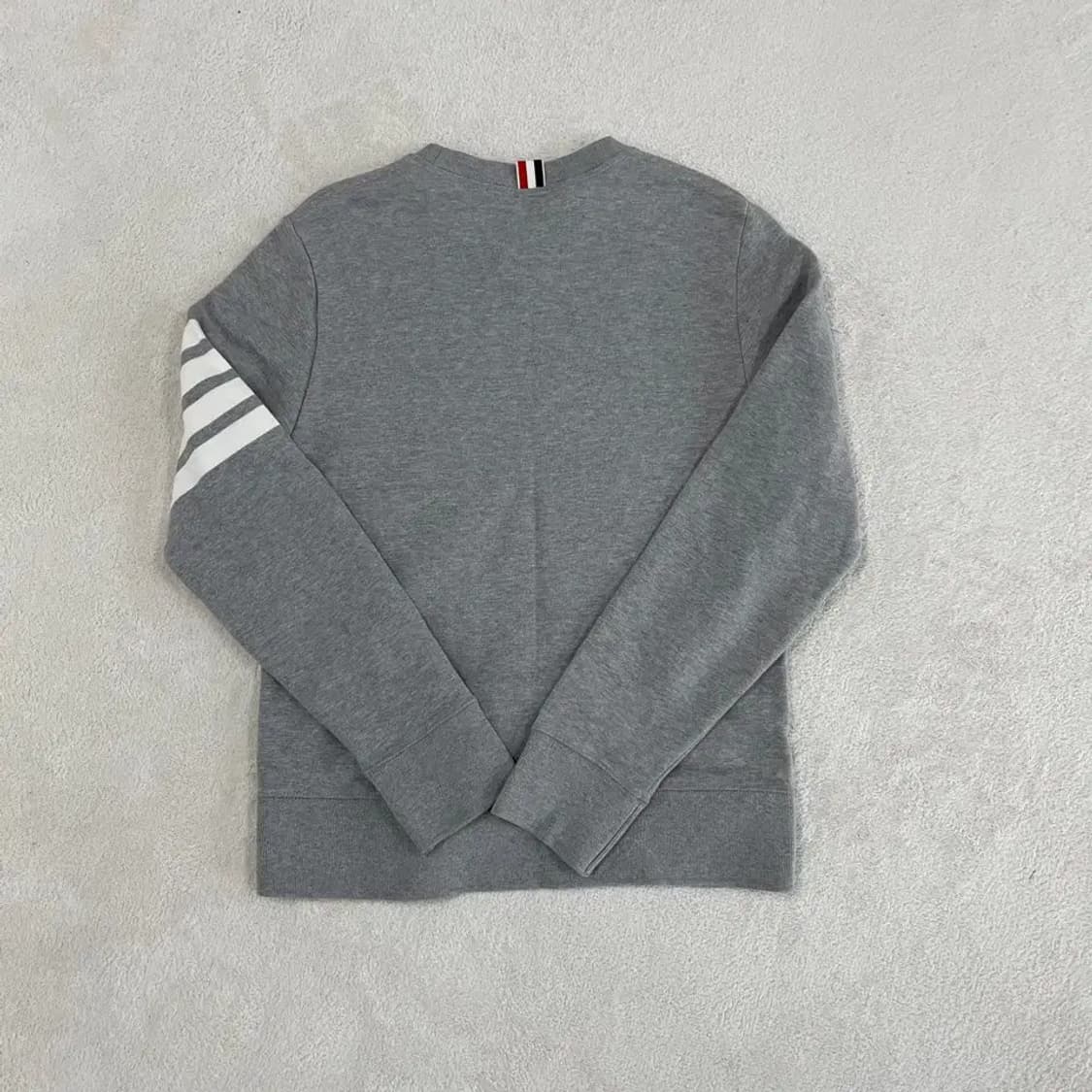 2 톰브라운 사선완장 맨투맨 상품이미지8