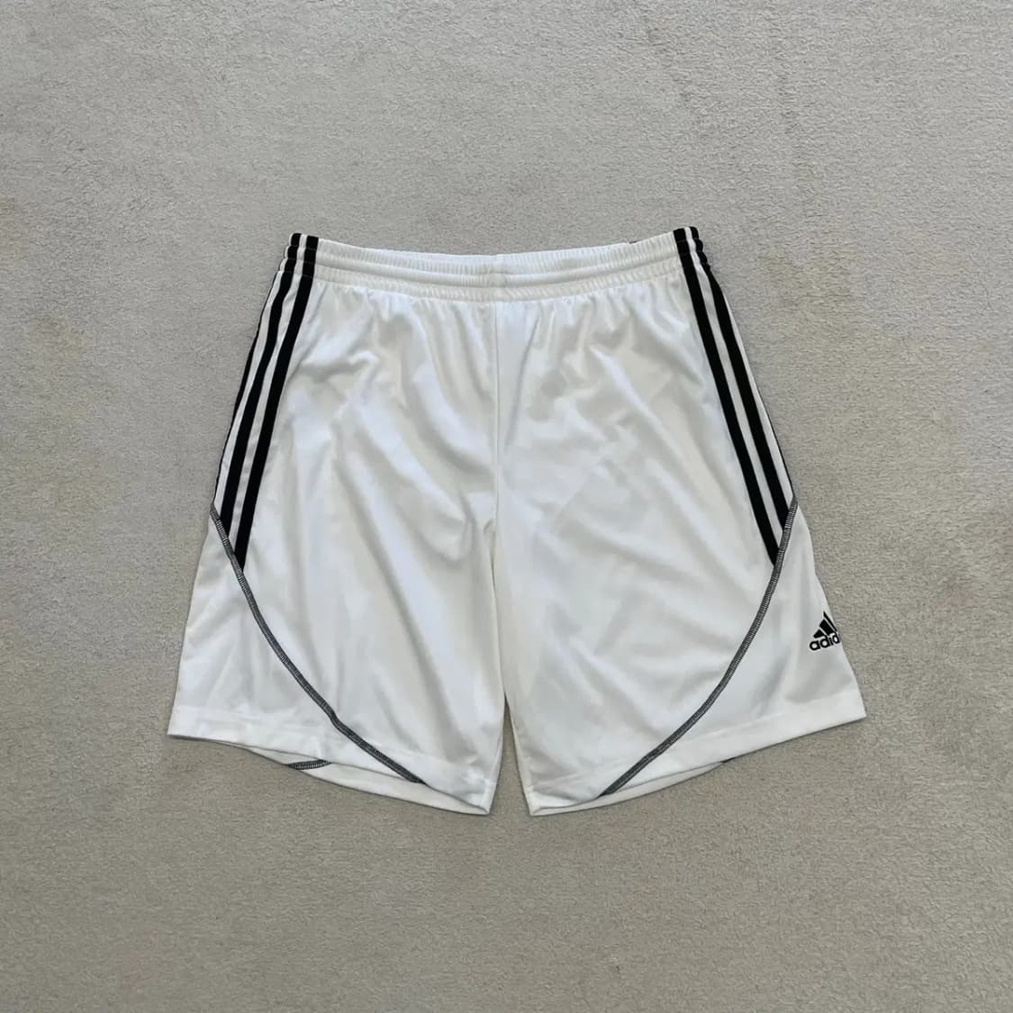 아디다스 흰검 반바지 XL 상품이미지1