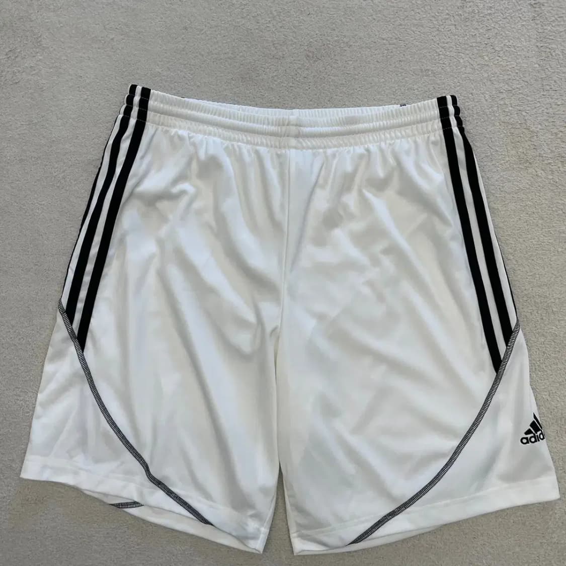 아디다스 흰검 반바지 XL 상품이미지2