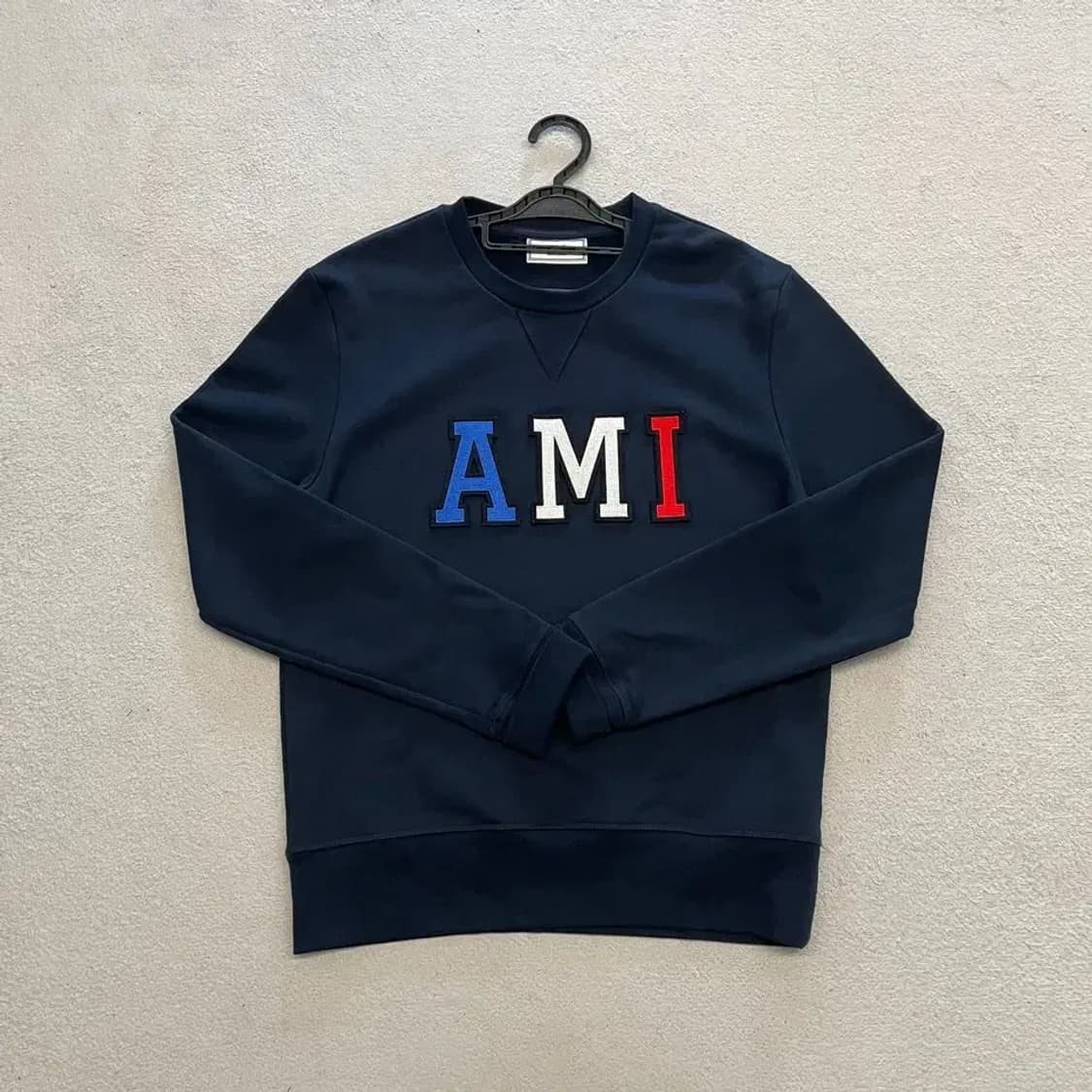 M 아미 네이비 로고패치 스펠 맨투맨 AMI 상품이미지1